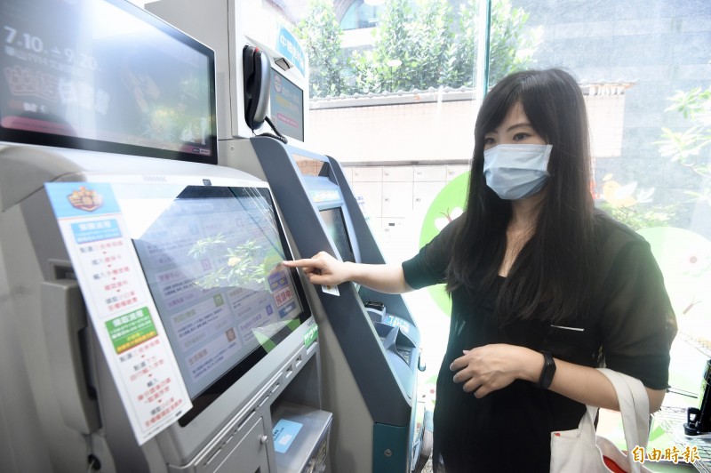 超商實體券預購流程1，先點選螢幕「三倍券開始預訂」功能。（記者羅沛德攝）