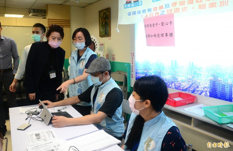 台北市副市長黃珊珊1日前往信義區公所視察北市敬老愛心卡搭配中央振興券綁定過卡操作狀況。 （記者王藝菘攝）
