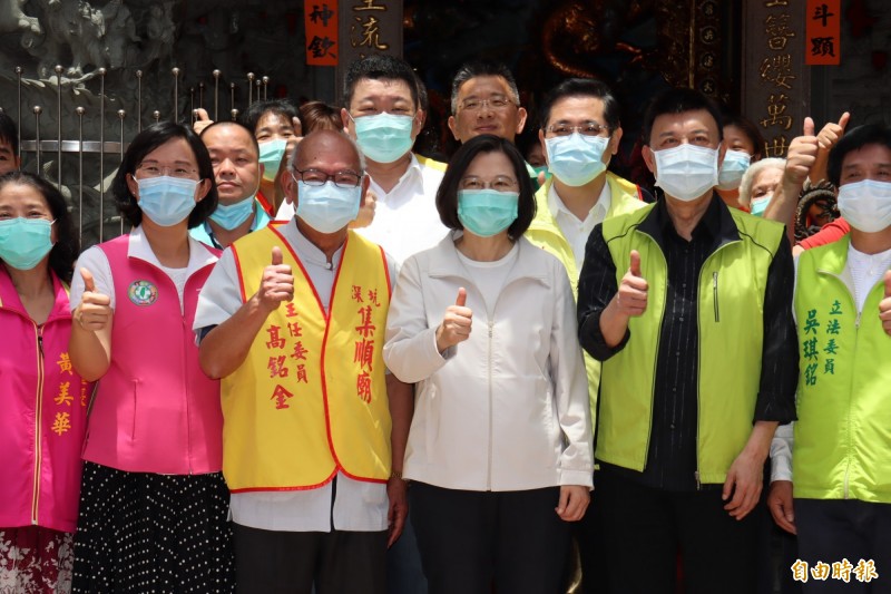蔡英文稱讚深坑老街臭豆腐聞名，還有豬肉、竹筍、茶葉都相當知名，還有許多建築物值得欣賞。（記者翁聿煌攝）