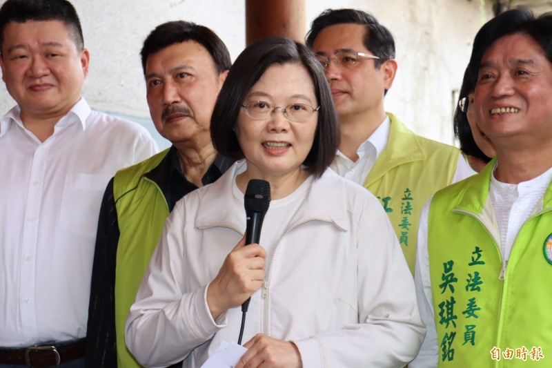 蔡英文希望大家15日以後，都能「蜂湧而出」，出來振興經濟。（記者翁聿煌攝）