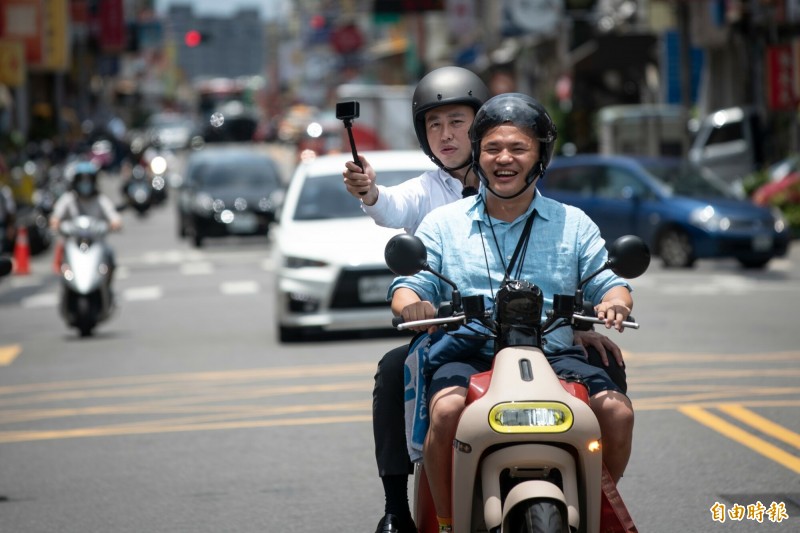 搶攻暑假和振興三倍券觀光潮，新竹市長林智堅今天當起網紅開直播，傳授他的舊城區旅遊攻略，邀請全國民眾來竹市深度旅遊搶好康。（記者洪美秀攝）