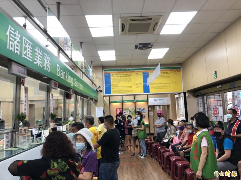 領取三倍券時控管人數，每次30人進入郵局內（記者葉永騫攝）