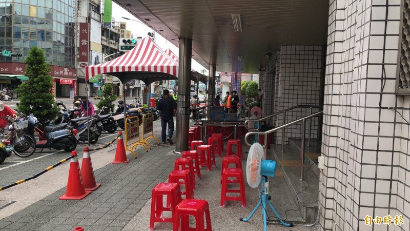 領取三倍券人數沒有預期的多，郵局外等待的人全數消化完畢。（記者葉永騫攝）