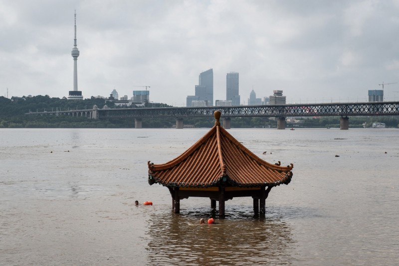 圖為繼武漢肺炎疫情後,再度受到水災打擊的武漢市。(法新社)