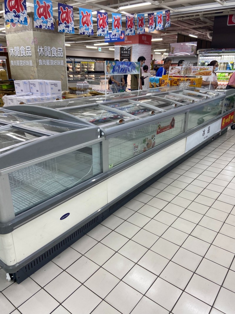 民眾持三倍券到量販店消費，被眼前架上空無一物的場景嚇呆。（民眾提供）