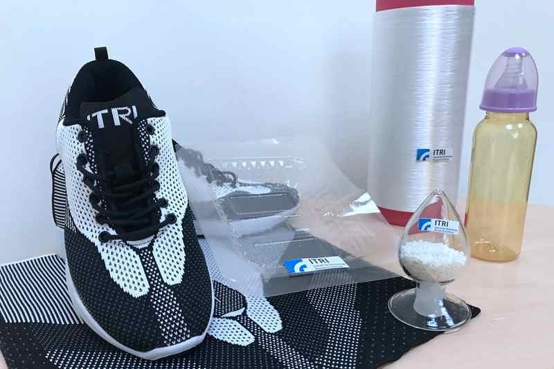 工研院成功研發新世代PEF生質塑膠,兼具環保與阻氣佳等優點,希望取代市面上常見的塑膠製品和PET寶特瓶,為環境盡一份心力。(圖片由工研院提供)