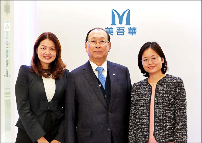 美吾華啟動所有權接班，董事長李成家（中）長女李伊俐（左）、次女李伊伶（右）今年分別接下安克、懷特副董一職。（美吾華提供）
