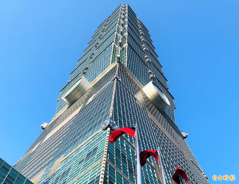 永豐銀行表示,透過無紙化交易,每年節省的紙張可達約2座台北101大樓高度,預估節省新台幣千萬元成本。(記者王孟倫攝)