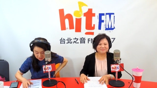 勞動部長許銘春（右）接受廣播電台節目專訪。（圖取自節目直播）