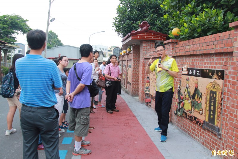 埔心鄉長張乘瑜（右1）表示，埔心鄉境內有不少廣東饒平客家建築，推廣推廣福佬客文化不遺餘力，應該列入客庄旅遊券的地區。（資料照）