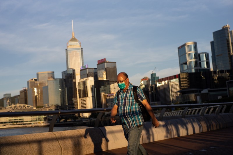 香港版國安法實施後，包括香港財政司長陳茂波、證監會行政總裁歐達禮（Ashley Alder）都表示，港版國安法不影響金融市場運作，和合法經營的金融機構，也不影響證監會的監管方式，但仍有金融業者透露，金融機構已在言論上開始嚴格自律。（歐新社）