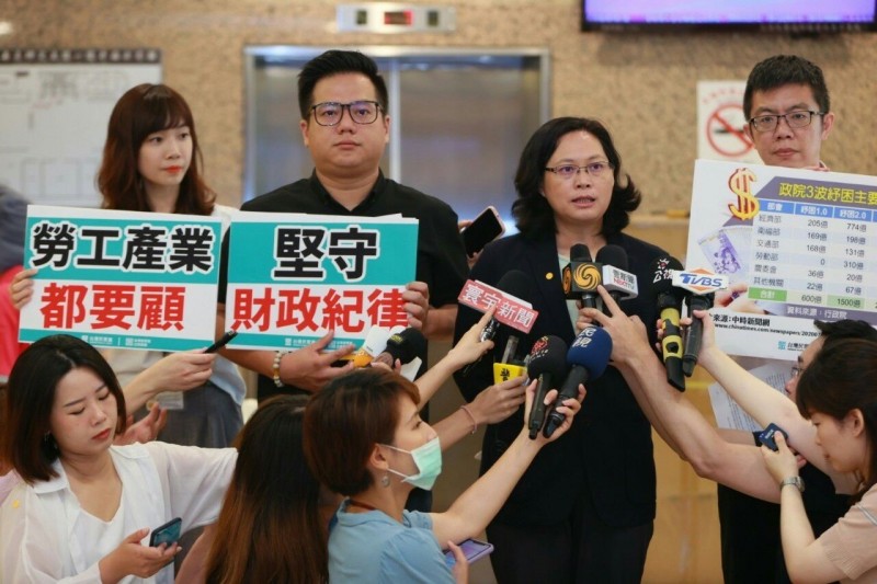 立法院民眾黨團召開記者會,批評紓困3.0多為回補預算,還想在二次臨時會通過,報告書也都在唬弄。(記者陳昀攝)