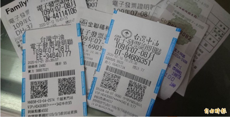 台南民眾購物消費使用載具儲存雲端發票比例偏低，仍愛選擇紙本發票。（記者洪瑞琴攝）