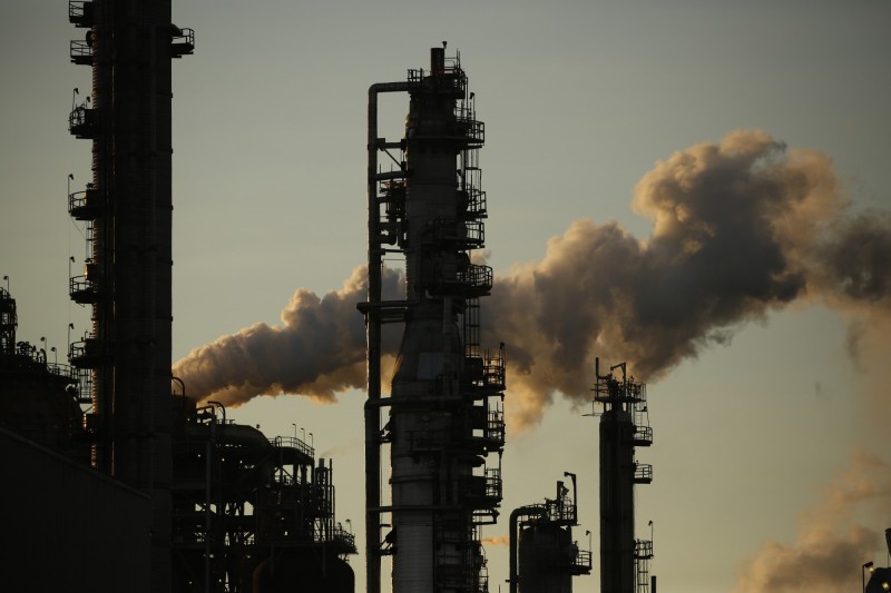 國際油價週五（7/31）漲近1%。（彭博）