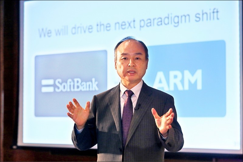 軟銀集團積極洽詢蘋果供應商投資或收購旗下晶片設計鉅子安謀（ARM），日經新聞點名台積電和鴻海有意「投資入股」，但遭台積電否認，鴻海不願回應市場傳聞。（彭博）