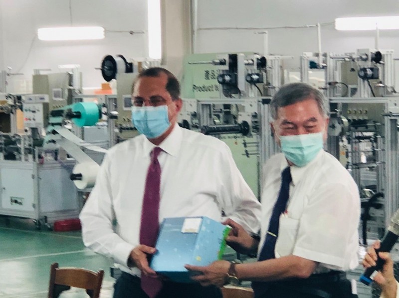 行政院副院長沈榮津致贈阿札爾「康匠愛心禮物箱」。（圖擷取自台灣康匠臉書）