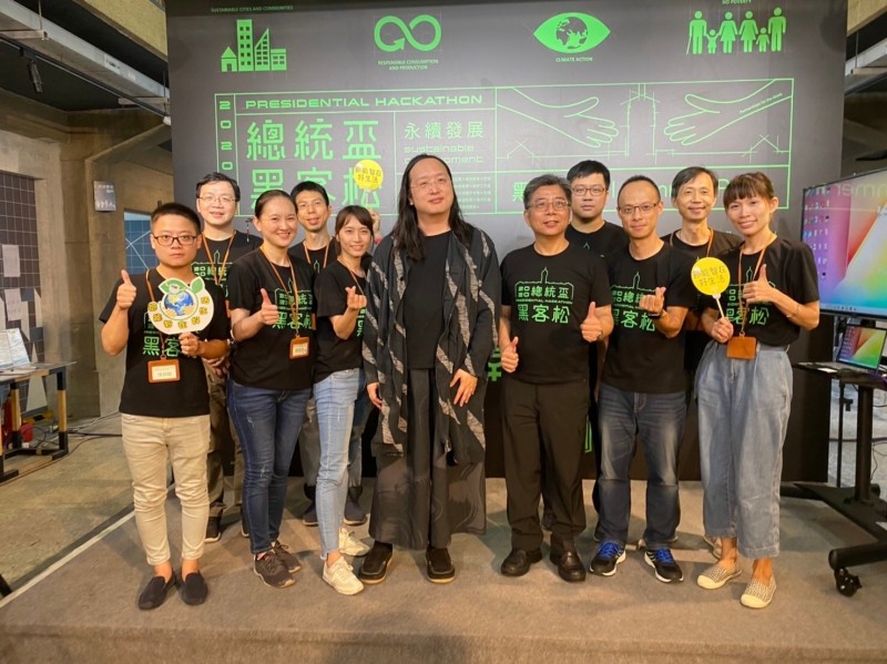 新北環局結合台電、資策會以「節能智在好生活」參加「2020總統盃黑客松」競賽獲選卓越團體。（新北市環保局）