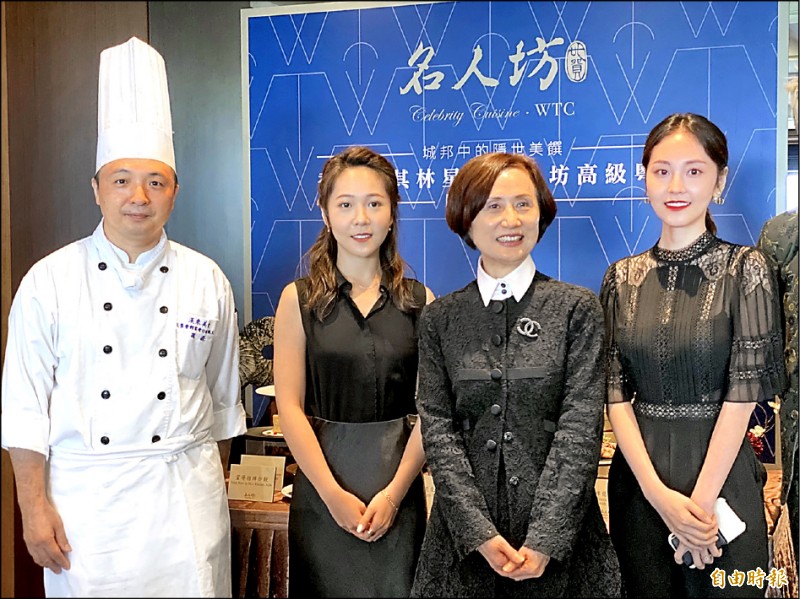 來美食接手世貿聯誼社中餐廳，8月起以「世貿名人坊」的新面貌恢復營業，漢來集團創辦人侯西峰的二女兒侯嘉騏（右1）及小女兒侯宣羽(左2)都罕見露面。（記者楊雅民攝）