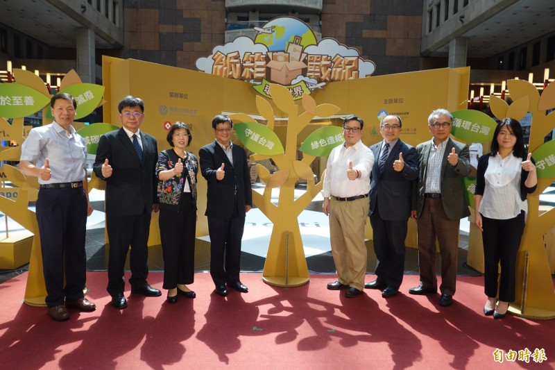 正隆董事長鄭舒云(右一)日前參加「紙箱戰紀」展開幕記者會,共同倡議紙廠落實製程節水,產業循環化、環保等目標。(資料照,記者陳炳宏攝)