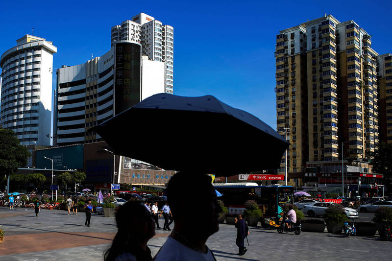 即使武漢肺炎(新型冠狀病毒病,COVID-19)疫情打擊中國經濟,深圳地區的房價仍因該地為科技業領導城市,以及土地短缺而持續高漲,且當地在中國政府的建設推動下,也引發房產投機熱。圖為深圳。(路透)