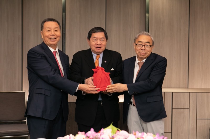 紡拓會卸新任董事長交接儀式，由左至右為：卸任董事長詹正田、監交人名譽董事長徐旭東、新任董事長王文淵。（紡拓會提供）