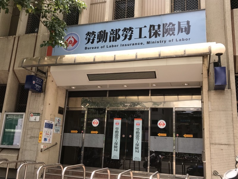 勞保局說明，績效獎金也是工資的一部分。（記者李雅雯攝）