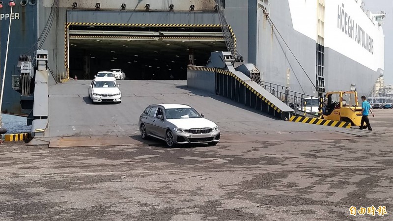 汽車船接力載運進口車抵達台中港。（記者張軒哲攝）
