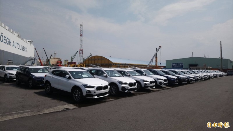進口車一字排開，台中港碼頭成為車海。（記者張軒哲攝）