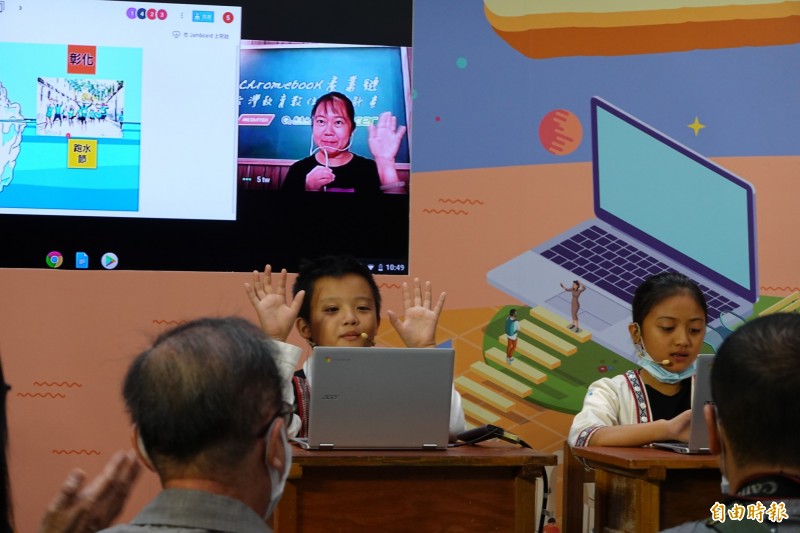 廣達、宏碁、聯發科技合作組成的Chromebook產業鏈，9日舉行台灣教育數位轉型計畫啟動記者會，同學與老師示範遠距教學上課情形。（記者陳炳宏攝）