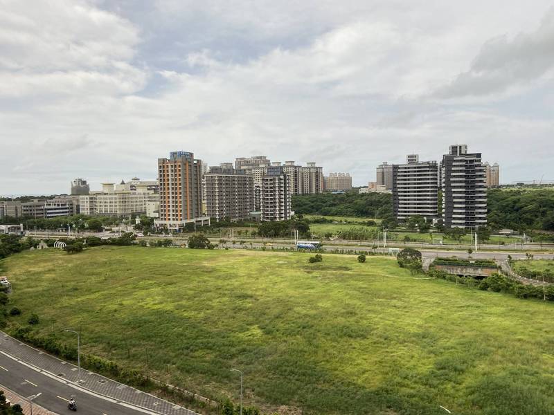 淡水區的移入人口多位於淡海新市鎮中,目前住宅每坪平均行情約22.3萬元,2年來房價上漲近1%。(記者徐義平攝)