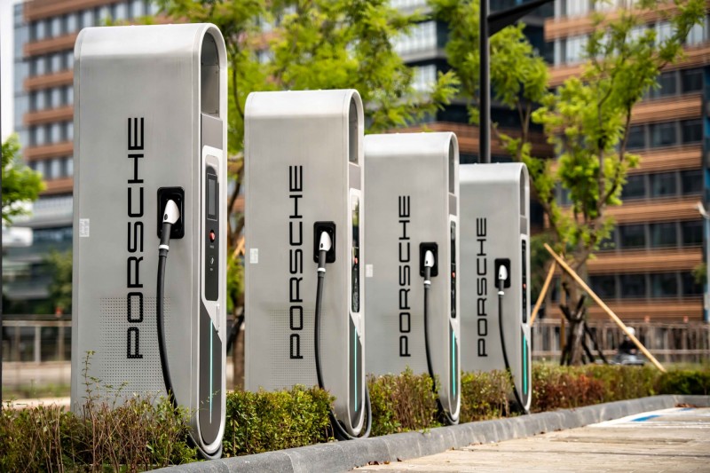 台北內湖保時捷中心率先設置全台首4座保時捷Porsche Turbo Charging高速充電樁，電動車只要充電只要5分鐘，續航力便可達100公里。（圖由台北保時捷中心提供）