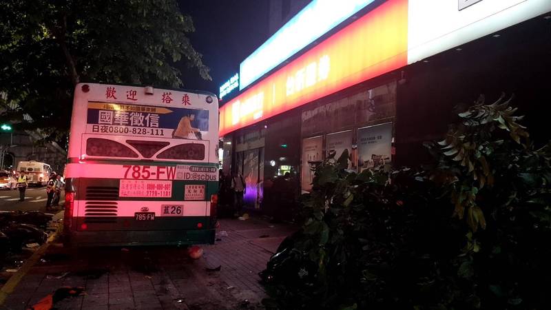 內湖公車失控衝撞台新銀澄清 未撞入分行不受影響 自由財經