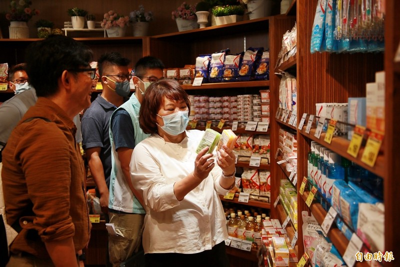 嘉義市長黃敏惠逛全聯與無印良品旗艦店。（記者蔡宗勳攝）