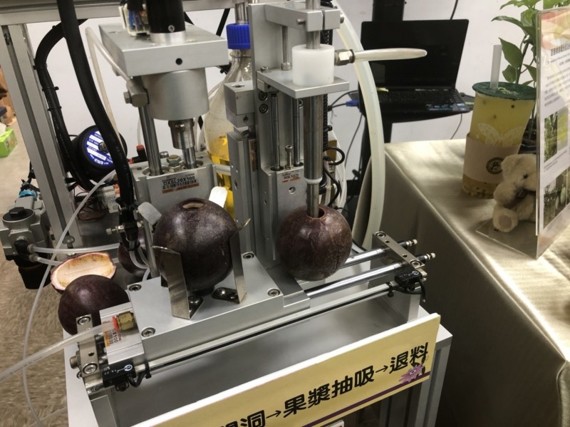 農試所推出專利百香果取汁機,透過真空吸引力可完整取得百香果果漿。(記者楊媛婷攝)