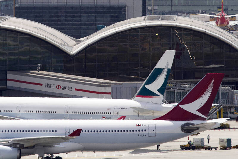 南華早報報導稱，國泰航空旗下的國泰港龍航空將會結束營運。（彭博）