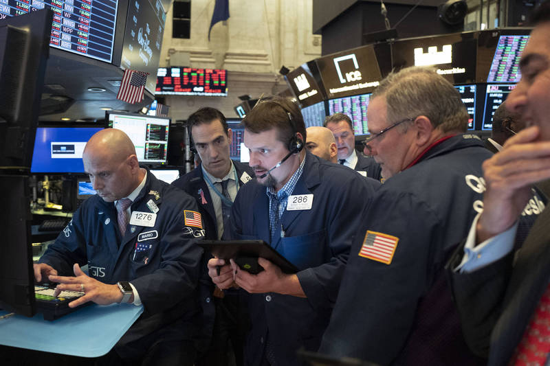 美國食品暨藥物管理局(FDA)已批准吉立亞醫藥公司(Gilead Sciences)生產用於治療武漢肺炎(新型冠狀病毒病,COVID-19)的藥物「瑞德西韋」(Remdesivir),民主黨籍眾議院議長裴洛西(Nancy Pelosi)則透露,紓困方案可能不會在美國總統大選前推出,美股主要指數受消息影響,今(23)日開盤漲跌互見。(美聯社)