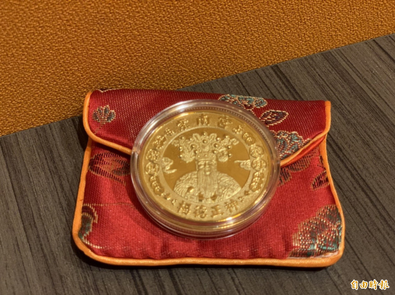 紫南宮的「招財錢母」紀念錢幣深獲信眾喜愛。（記者林菁樺攝）