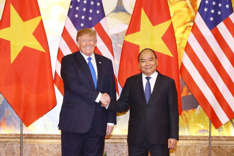 越南在本月遭美國貿易代表署(USTR)調查是否有損及美國利益的匯率操縱行為,對於遭美國調查,越南總理阮春福(圖右)表示,越南沒有利用匯率在國際貿易中創造競爭優勢,並希望川普政府更客觀評估越南現狀。(歐新社)