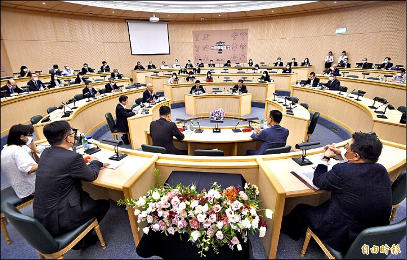 自由時報「2020台灣保險論壇」圓桌座談「引導保險資金投入公共建設與產業發展」。（記者羅沛德攝）