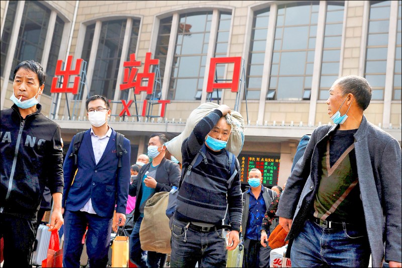 中國面臨人口老化、工資上漲、債務激增等問題，經濟正不斷放緩。（路透）