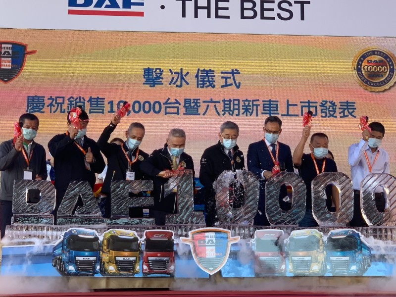 台塑汽車董座陳勝光（左四）建議，政府應籌組國家電池隊！（記者張慧雯攝）