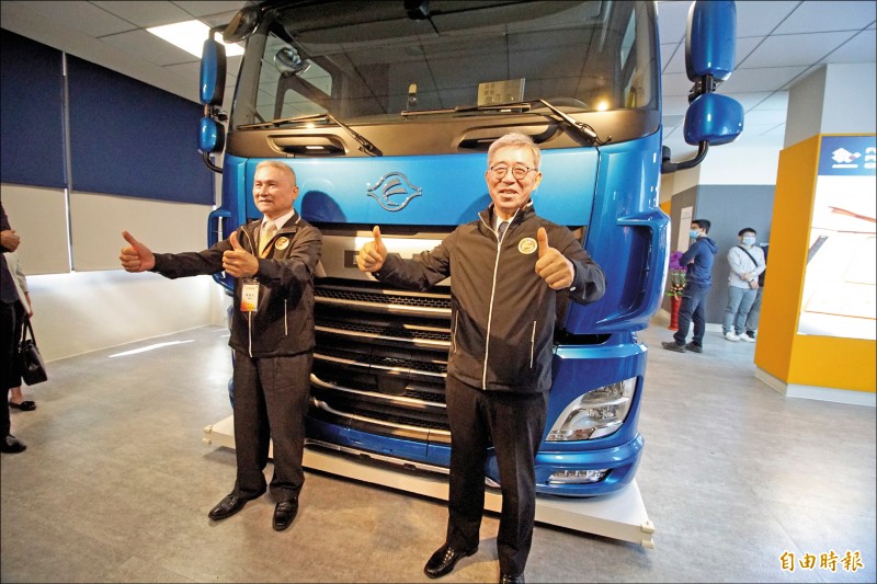 台塑汽車董座陳勝光（左）建議，政府應籌組鋰電池國家隊。（記者何宗翰攝）