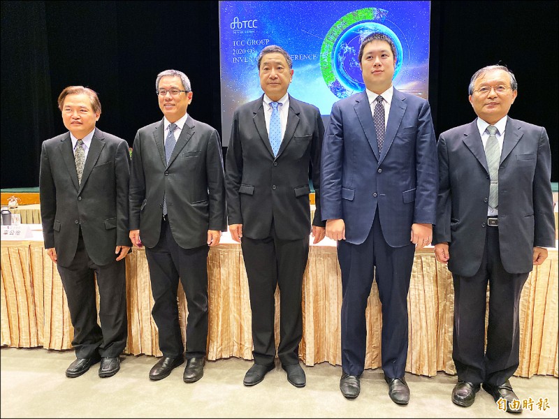 台泥集團董事長張安平（中）昨日率集團各轉投資事業總經理舉行法說會。（記者楊雅民攝）