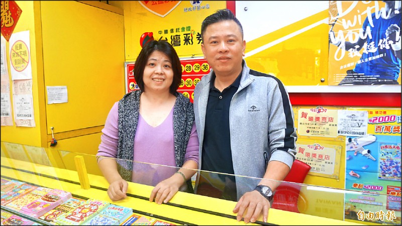 在宜蘭經營「大家贏投注站」的曹志豪夫婦,心疼許多弱勢孩童因家庭問題、資源不足,總是號召親友一起捐贈物資、金錢,幫助度過難關。(記者蔡昀容攝)