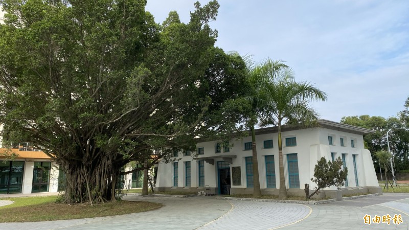 園區內保留83年歷史在日治時代建造的辦公室，造型古樸。（記者楊金城攝）