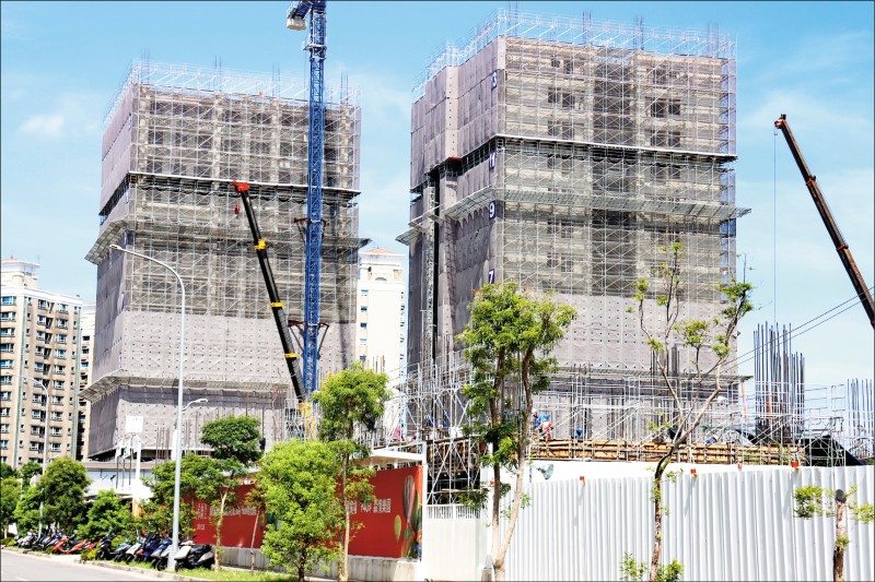 新增房貸利率創新低,除了無形中「撐大」民眾房貸額度胃口,也間接推升房價上漲。(資料照)