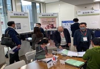 紡拓會攜台紡織業者登陸大阪，參展商在日本的代理接待買主。（紡拓會提供）