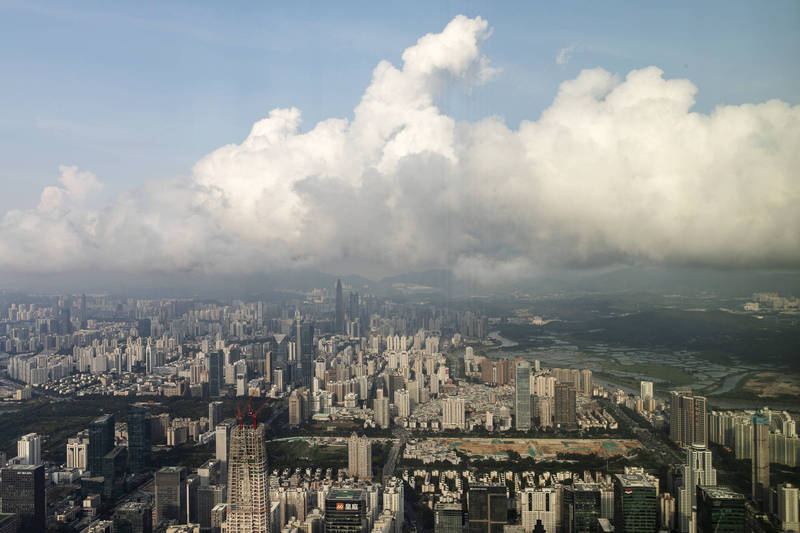 《富比世》(Forbes)指出,美國半導體業要防衛的對象,是中國正大力推動的粵港澳大灣區,在中國幾乎無限的資金投資,以及人才回流大灣區下,預計中國很快就會領導半導體產業。圖為中國深圳。(彭博)