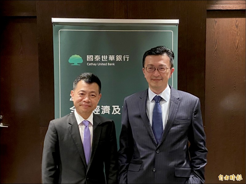 國泰世華銀行首席經濟學家林啟超(左)。(記者巫其倫攝)