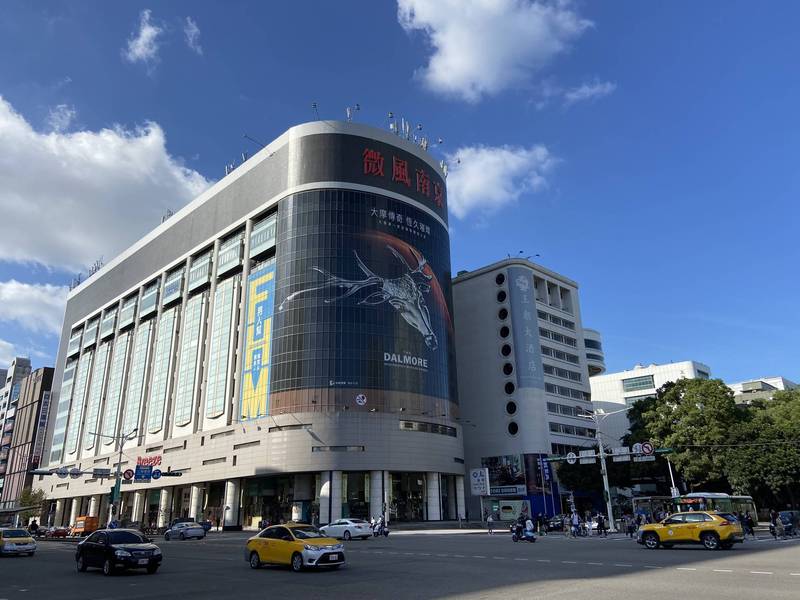 武漢肺炎衝擊全球市場引發經濟衝擊進而誘發避險趨勢，加上台灣又利率水準處於低點，讓壽險業者今年上演狼性競標，出現多筆單宗創紀錄的交易案，包括富邦人壽以268億元買王朝酒店，截至目前為止，壽險業者已經砸下1121億元搶進不動產。（記者徐義平攝）
